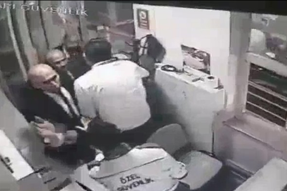 Eski Bakan Bayraktar güvenlik görevlisini dövdü - 750