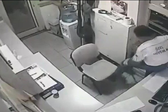 Eski Bakan Bayraktar güvenlik görevlisini dövdü - 528