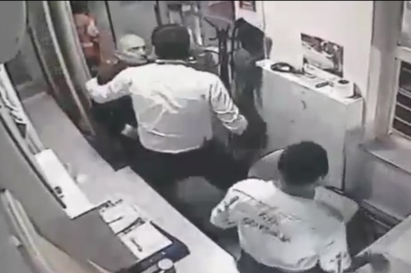 Eski Bakan Bayraktar güvenlik görevlisini dövdü - 869