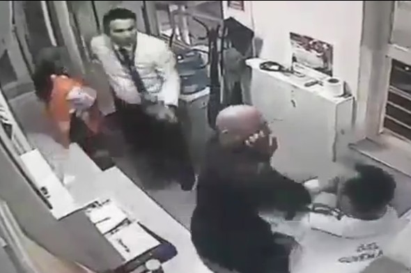 Eski Bakan Bayraktar güvenlik görevlisini dövdü - 799