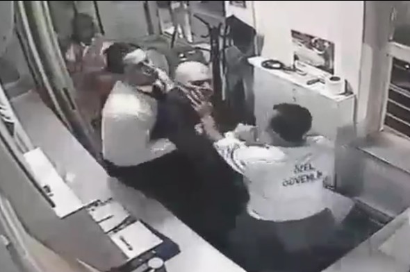 Eski Bakan Bayraktar güvenlik görevlisini dövdü - 569