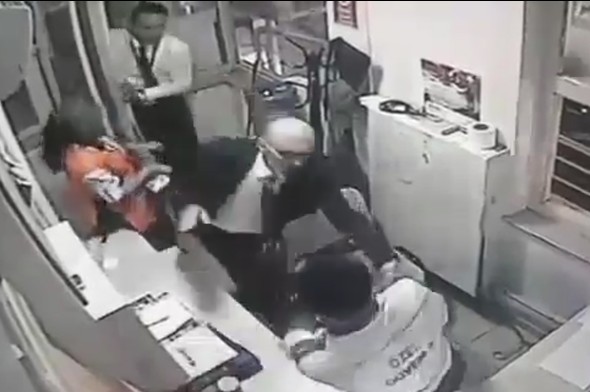 Eski Bakan Bayraktar güvenlik görevlisini dövdü - 830