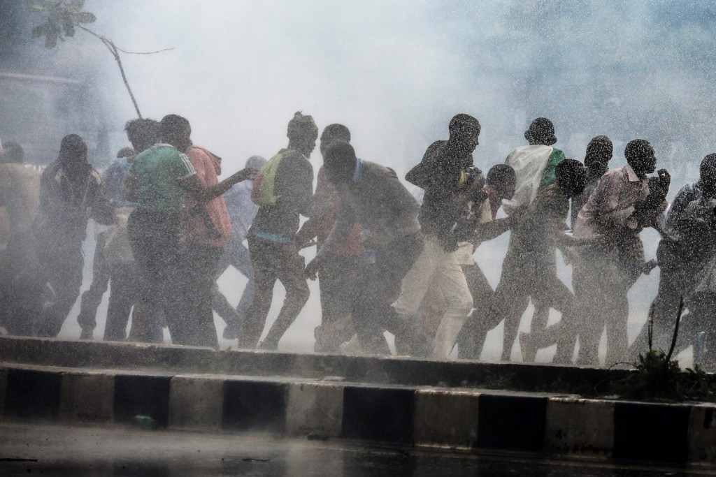 Polisten protestoculara sert müdahale - 40