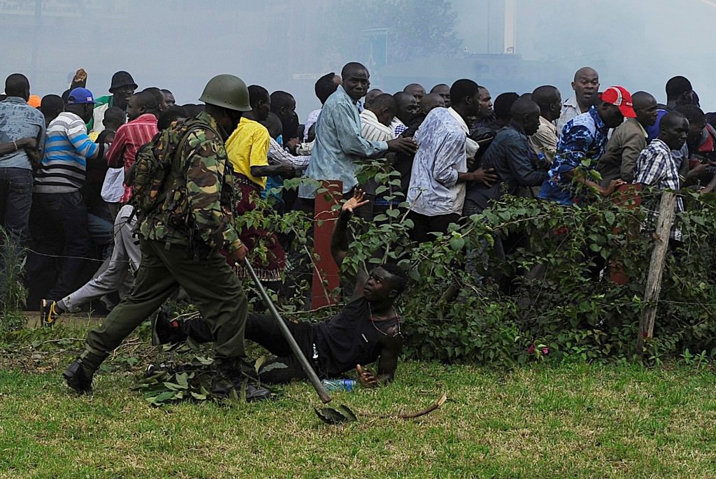 Polisten protestoculara sert müdahale - 42
