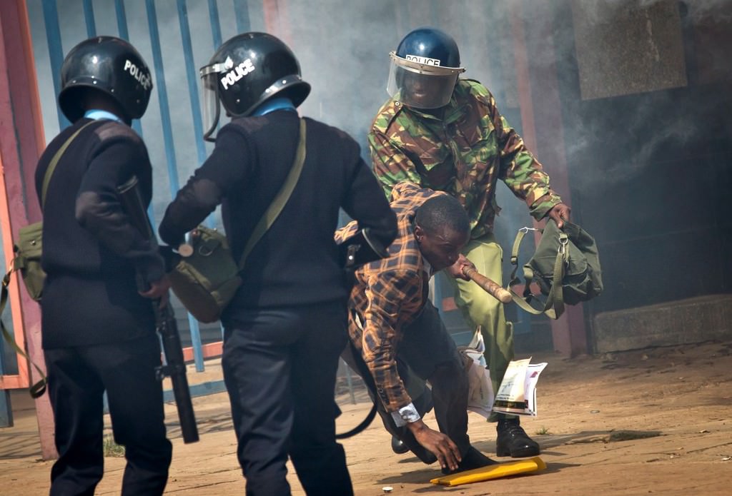 Polisten protestoculara sert müdahale - 22
