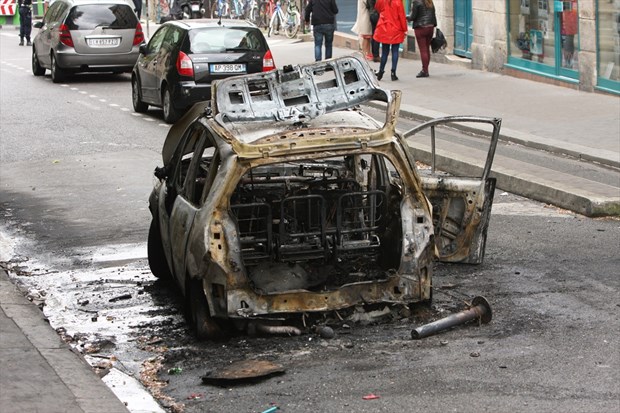 Paris'te sokaklar savaş alanına döndü - 10