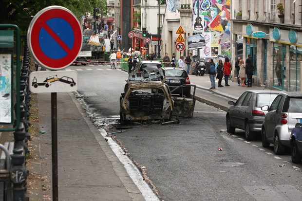 Paris'te sokaklar savaş alanına döndü - 12
