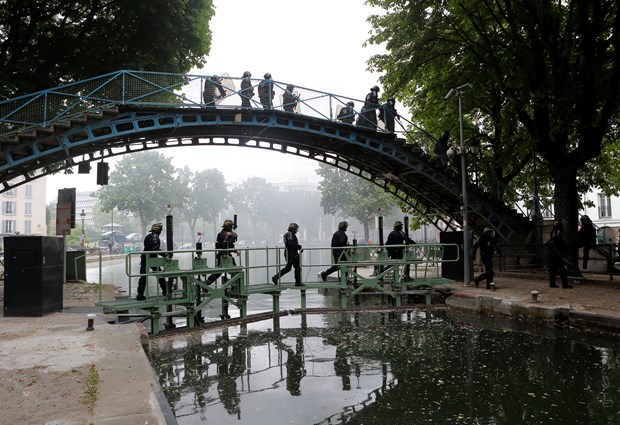 Paris'te sokaklar savaş alanına döndü - 20