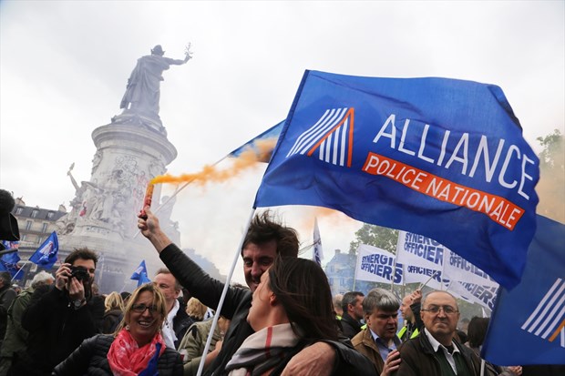 Paris'te sokaklar savaş alanına döndü - 22