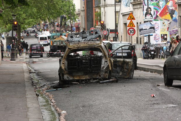 Paris'te sokaklar savaş alanına döndü - 2