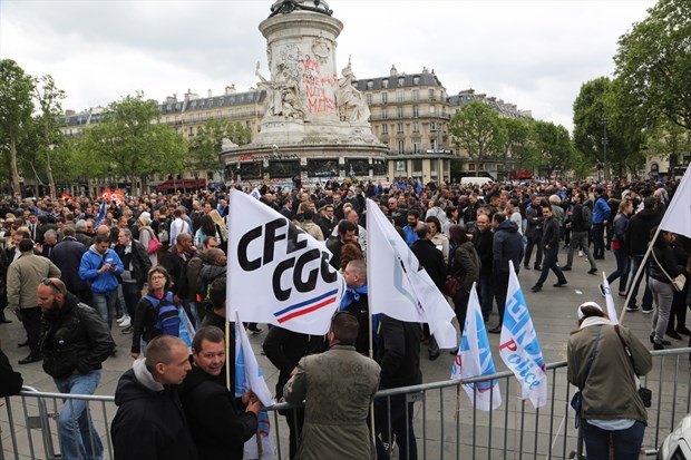Paris'te sokaklar savaş alanına döndü - 1