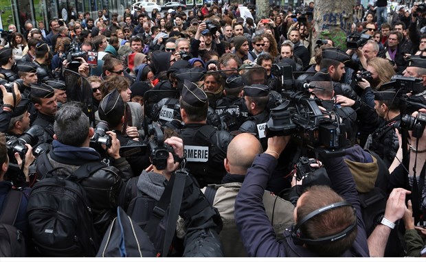 Paris'te sokaklar savaş alanına döndü - 3