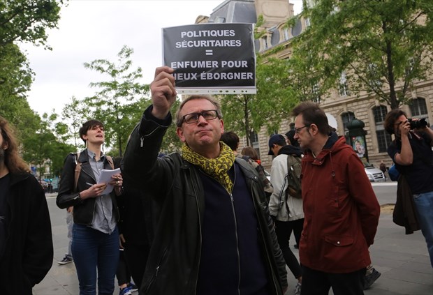 Paris'te sokaklar savaş alanına döndü - 15