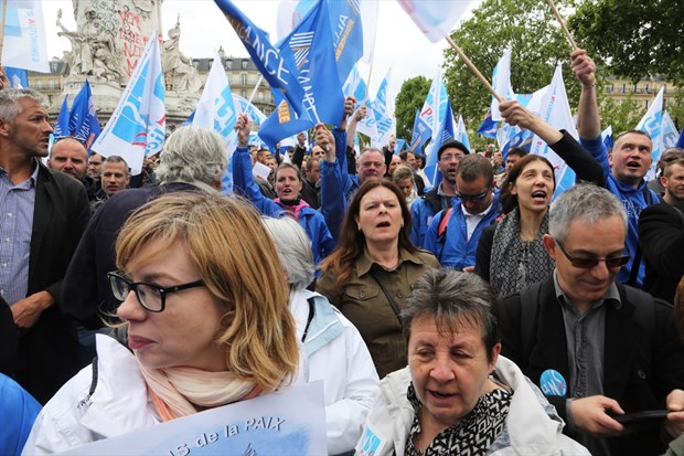 Paris'te sokaklar savaş alanına döndü - 17