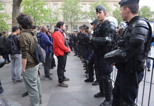 Paris'te sokaklar savaş alanına döndü - 28