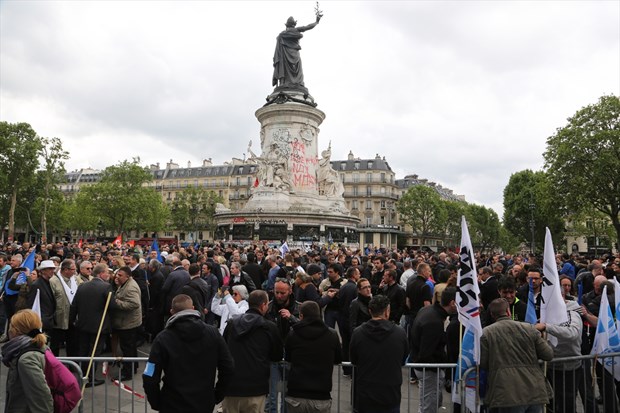 Paris'te sokaklar savaş alanına döndü - 29