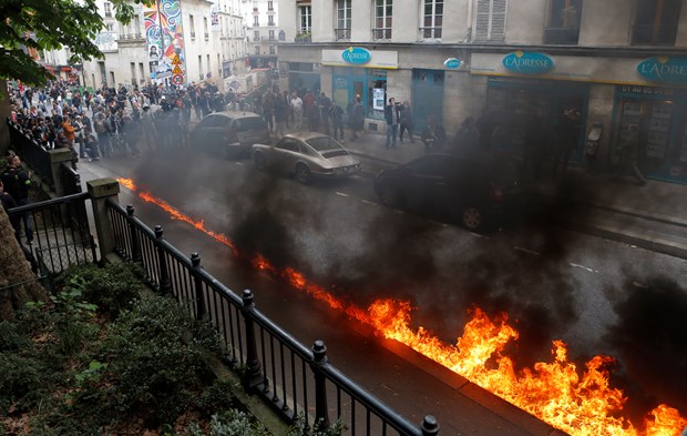 Paris'te sokaklar savaş alanına döndü - 11