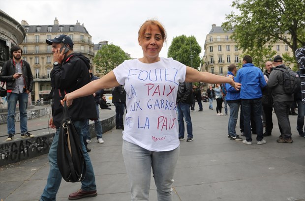 Paris'te sokaklar savaş alanına döndü - 5