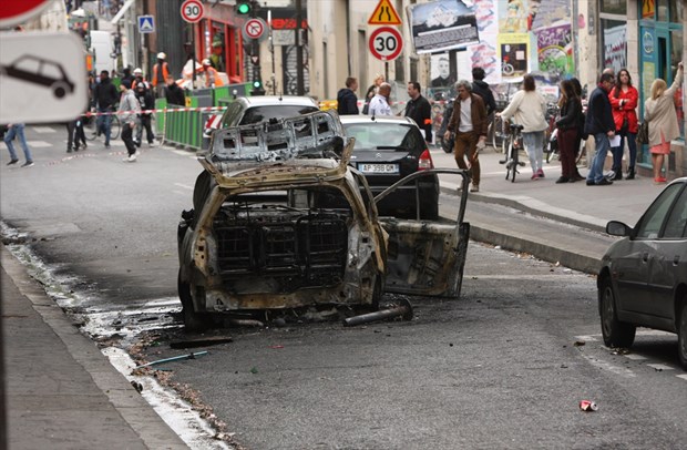 Paris'te sokaklar savaş alanına döndü - 26