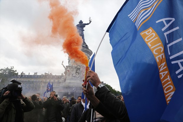 Paris'te sokaklar savaş alanına döndü - 23