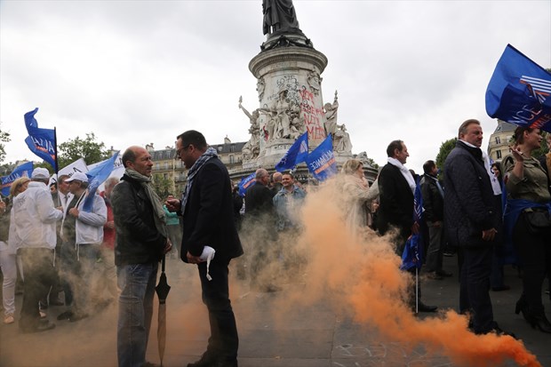Paris'te sokaklar savaş alanına döndü - 8