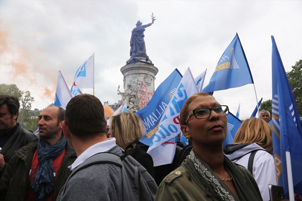 Paris'te sokaklar savaş alanına döndü - 4