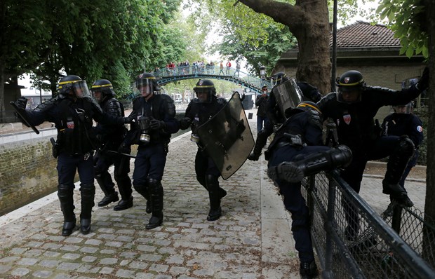 Paris'te sokaklar savaş alanına döndü - 16