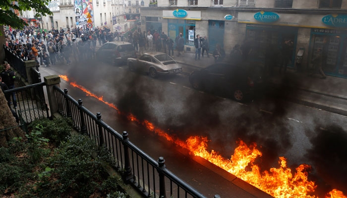 Paris'te sokaklar savaş alanına döndü - 32
