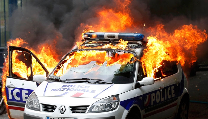 Paris'te sokaklar savaş alanına döndü - 7