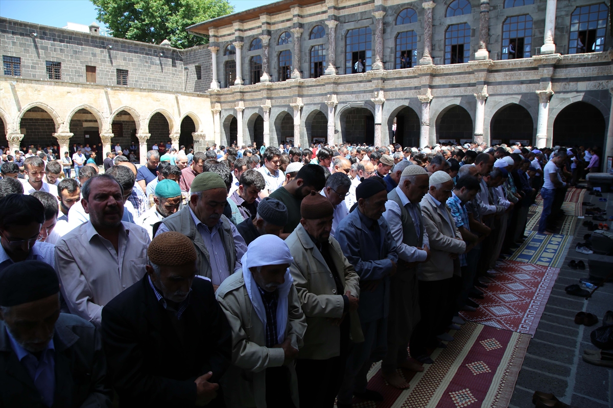 Diyarbakır'da ölenler için gıyabi namazı kılındı - 1