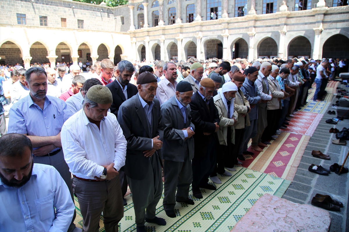 Diyarbakır'da ölenler için gıyabi namazı kılındı - 2