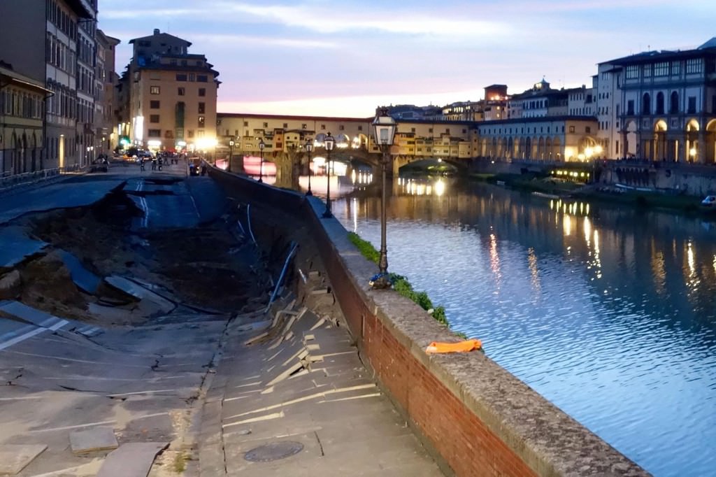 Dev yarık araçları yuttu - 831