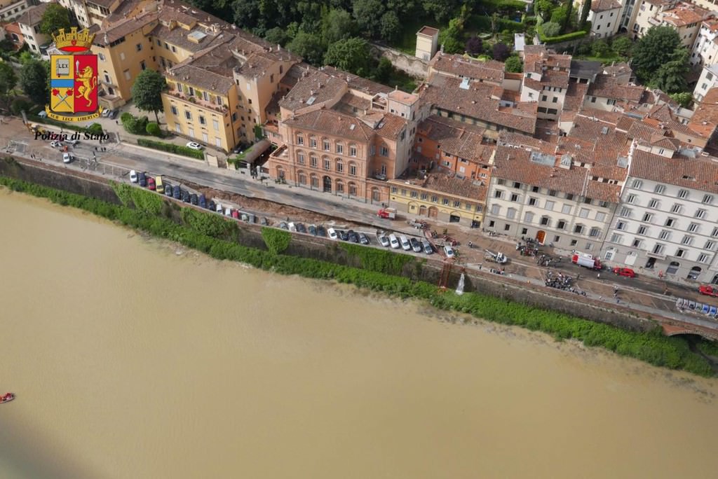 Dev yarık araçları yuttu - 702