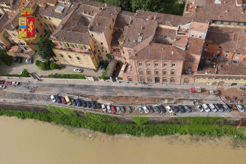 Dev yarık araçları yuttu - 560