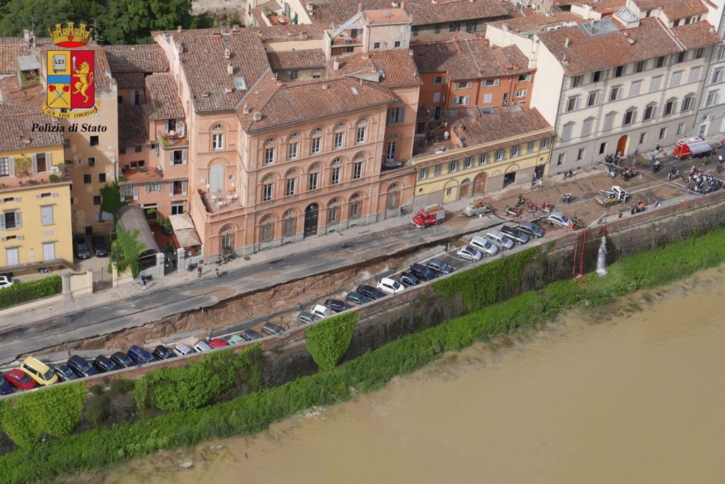 Dev yarık araçları yuttu - 655