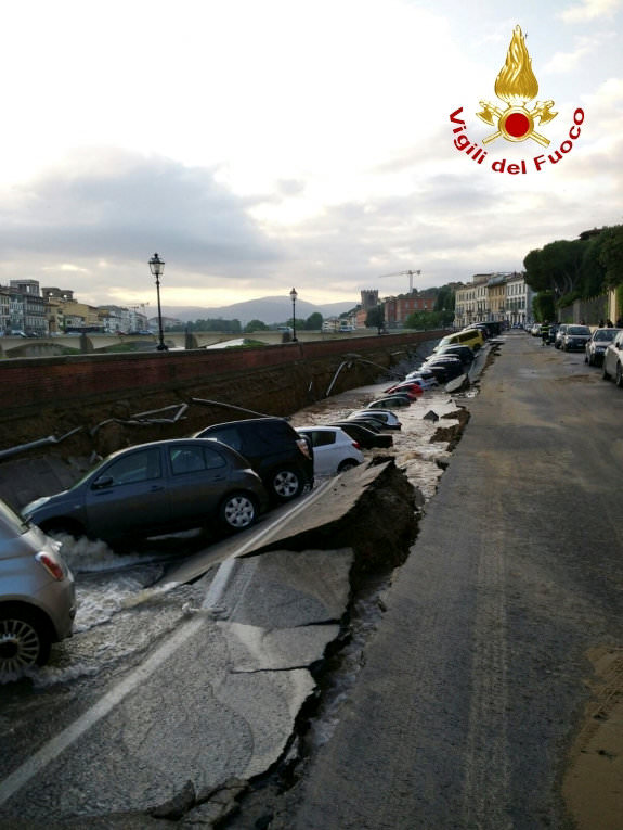 Dev yarık araçları yuttu - 667