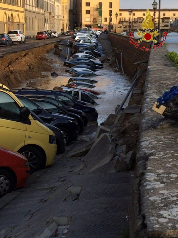 Dev yarık araçları yuttu - 649