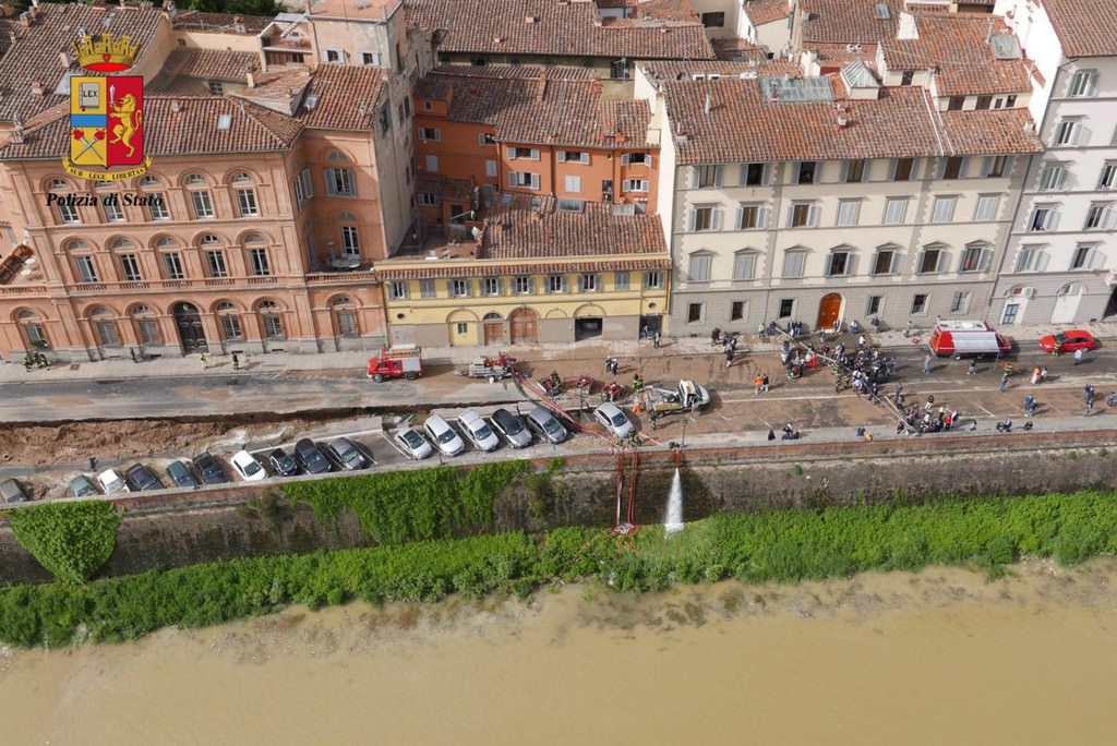 Dev yarık araçları yuttu - 817