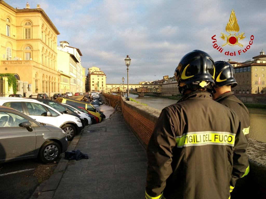 Dev yarık araçları yuttu - 709