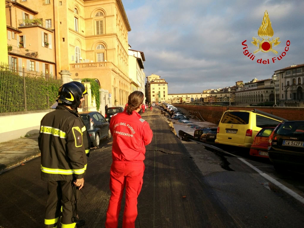 Dev yarık araçları yuttu - 833