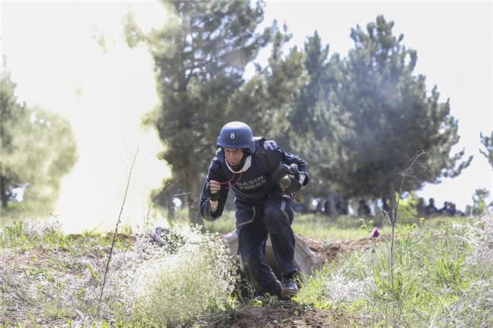 Savaş muhabirlerini PÖH eğitiyor - 849