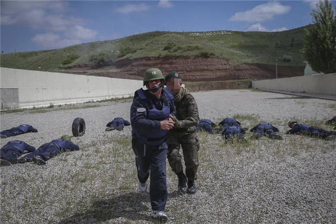 Savaş muhabirlerini PÖH eğitiyor - 705