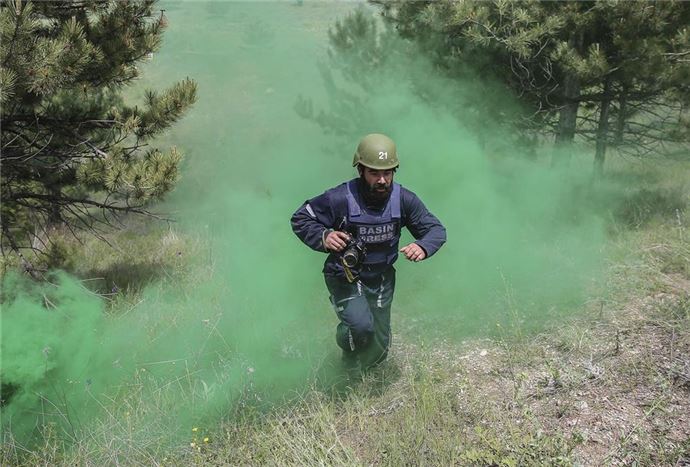 Savaş muhabirlerini PÖH eğitiyor - 841