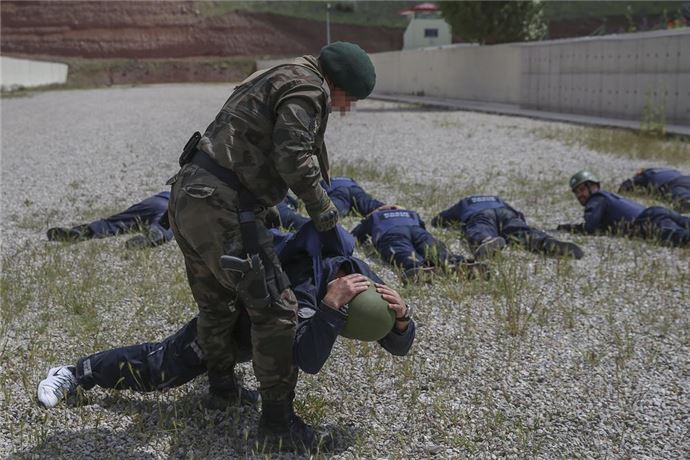 Savaş muhabirlerini PÖH eğitiyor - 900