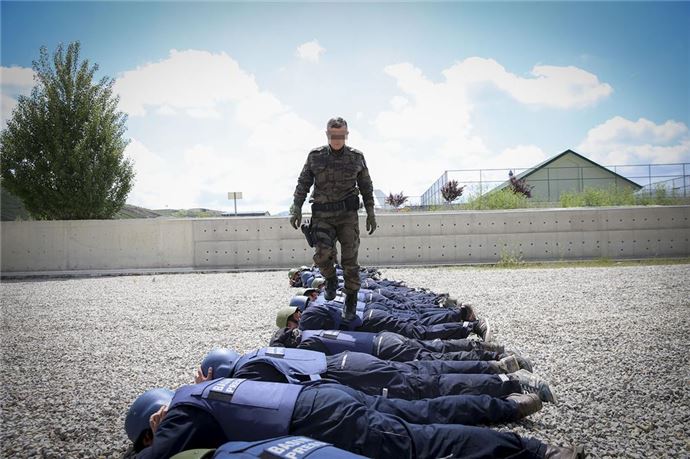 Savaş muhabirlerini PÖH eğitiyor - 642