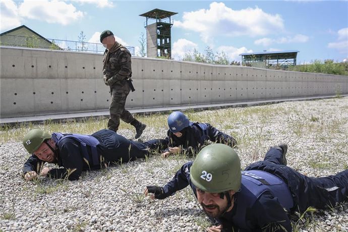 Savaş muhabirlerini PÖH eğitiyor - 748