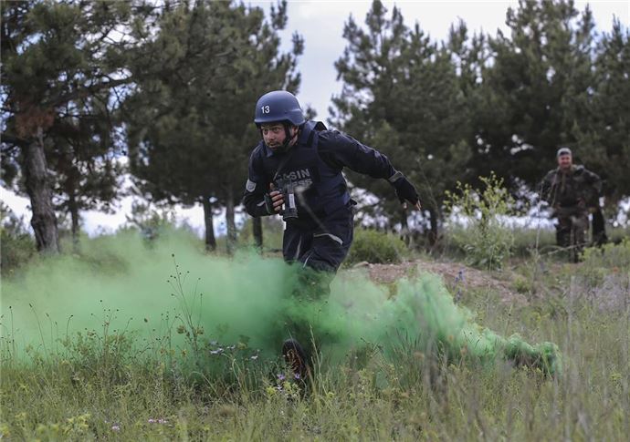 Savaş muhabirlerini PÖH eğitiyor - 947