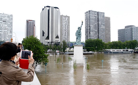 Fransa'da binlerce kişi evlerinden tahliye edildi - 897