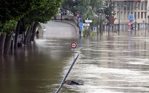 Fransa'da binlerce kişi evlerinden tahliye edildi - 547
