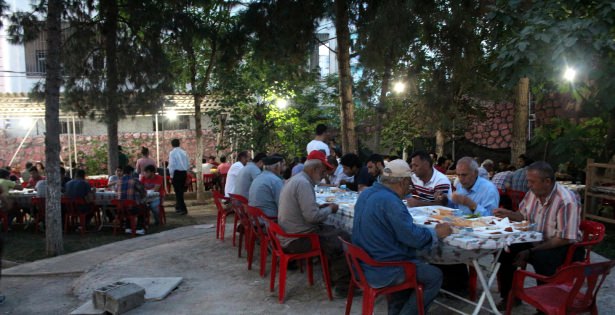 Yüsekovalılar ilk iftarı çadırda açtı - 10